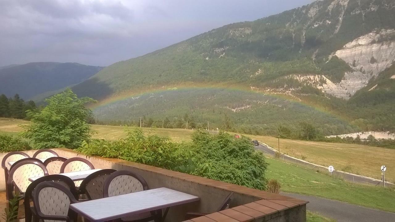 Mas Du Colombier Bed & Breakfast Saint-André-les-Alpes Dış mekan fotoğraf